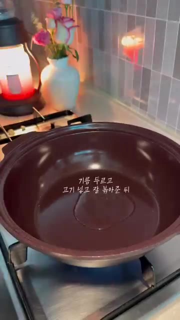 팬에 식용유를 두르고 소고기를 넣어 볶아준다. — 건더기폭탄 육개장 레시피! 별거 없는데 그냥 감칠맛 폭팔..