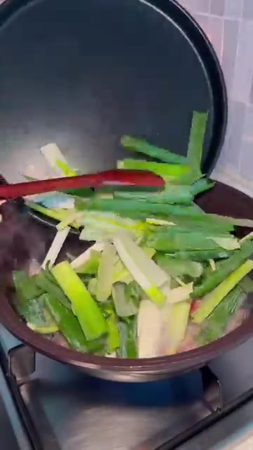 다진 마늘을 넣고 함께 볶아준다. — 건더기폭탄 육개장 레시피! 별거 없는데 그냥 감칠맛 폭팔..