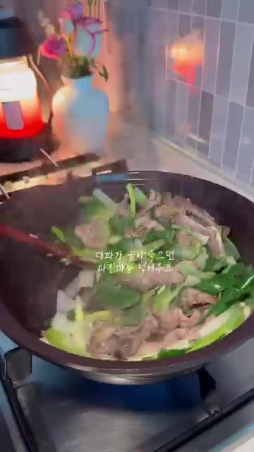 고춧가루 5큰술을 넣고 타지 않게 볶아준다. — 건더기폭탄 육개장 레시피! 별거 없는데 그냥 감칠맛 폭팔..