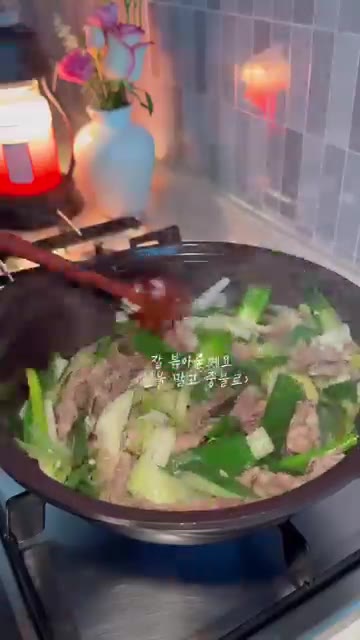 쌀뜨물 1팩을 붓는다. — 건더기폭탄 육개장 레시피! 별거 없는데 그냥 감칠맛 폭팔..