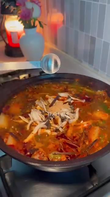 무와 고사리가 익을 때까지 끓여주면 맛있는 육개장 완성이다. — 건더기폭탄 육개장 레시피! 별거 없는데 그냥 감칠맛 폭팔..