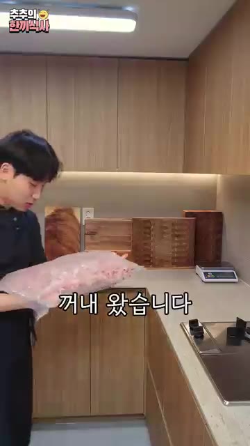 팬에 양념장을 붓고 중불로 끓여줍니다. 양념장이 졸아들어 바닥이 보… — 갈비삼겹 레시피