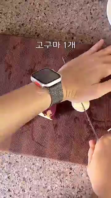 양배추는 큼직하게, 고구마는 새끼손가락 두께로, 대파는 어슷하게 썰… — 춘천 갈 필요 없는❗️기똥찬 양념❗️치즈 닭갈비 레시피