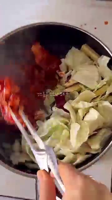 양배추와 고구마를 넣고 가볍게 볶다가 한쪽으로 밀고 양념된 닭고기를… — 춘천 갈 필요 없는❗️기똥찬 양념❗️치즈 닭갈비 레시피