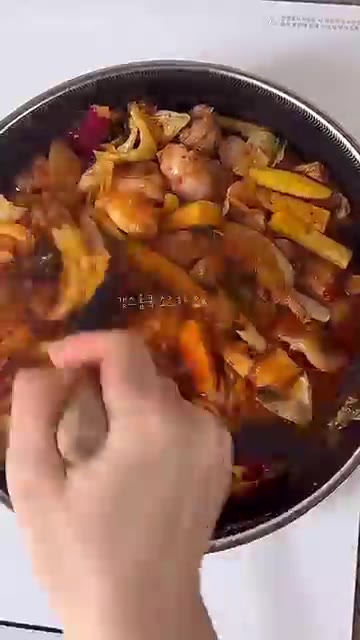 양배추 숨이 죽으면 떡을 넣고 양념 한 국자를 추가하여 볶다가, 떡… — 춘천 갈 필요 없는❗️기똥찬 양념❗️치즈 닭갈비 레시피
