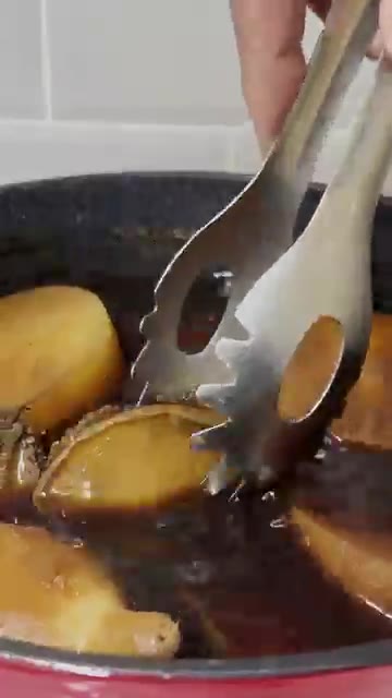 끓어오르면 중약불로 줄여 뚜껑을 덮고 30분간 졸인다. — 굴소스 전복찜, 어떻게 만드나요?