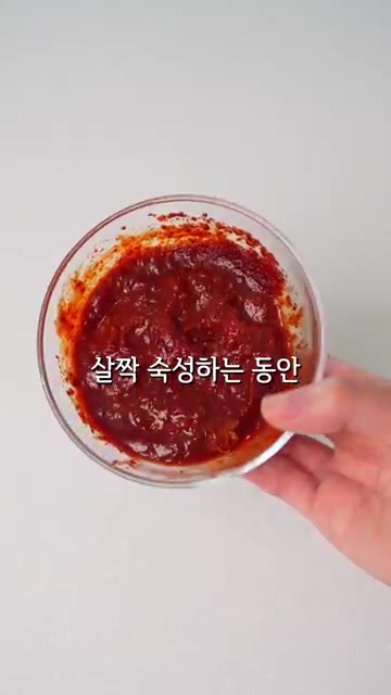 냄비에 물 1리터와 코인 육수 2알을 넣고 끓이다가 만들어둔 양념… — 15분컷 등촌맛 수제비 레시피