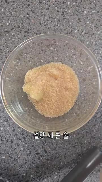 닭 1kg에 물 1L를 붓고 감자와 양파를 썰어 넣습니다. — 초복 맞이 2탄! 우리 엄마 간단 닭볶음탕 레시피 🐔
