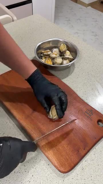 전복에 격자무늬로 칼집을 내주고, 새송이 버섯도 비슷한 크기로 썰어… — 횟집 실장님의 레시피! “전복버터구이”