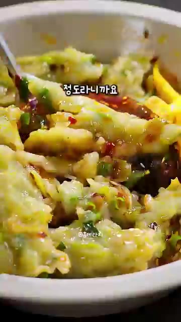 찬바람이 불 때 생각나는 얼큰한 국물 요리입니다. 잘게 썬 양상추에… — 찬바람 불 때 생각나는 극강의 얼큰함! 쫀득 양상추 수제비