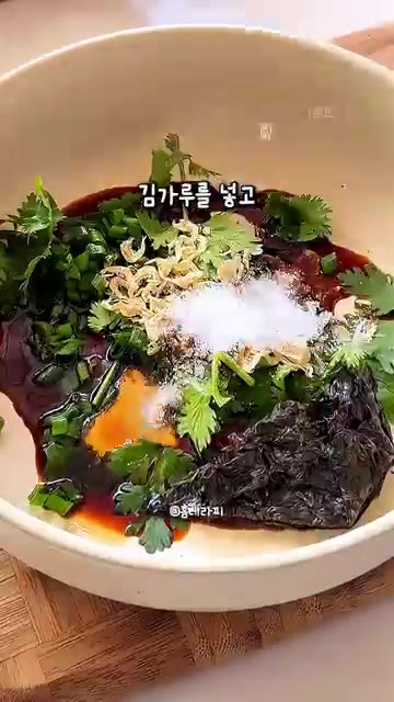 그릇에 진간장, 흑초, 마늘, 참기름, 건새우, 김가루, 그리고 감… — 찬바람 불 때 생각나는 극강의 얼큰함! 쫀득 양상추 수제비