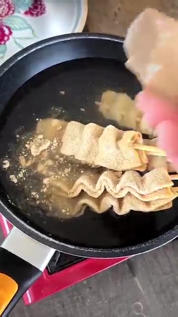 물이 끓으면 꼬치어묵을 팬에 가지런히 넣는다. — 캠핑요리 꼬치어묵탕 만들기