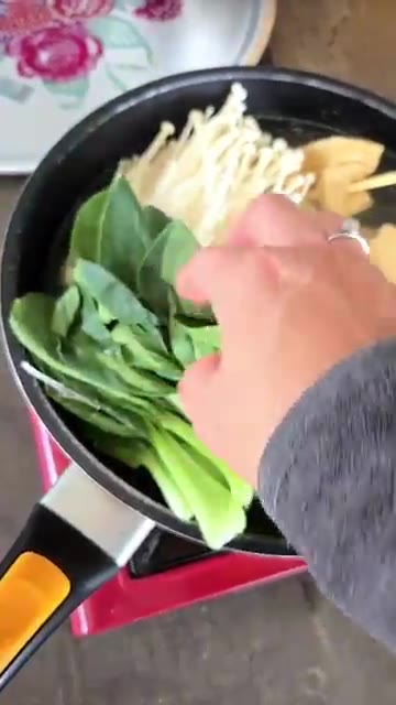 느타리버섯을 어묵 위에 올린다. — 캠핑요리 꼬치어묵탕 만들기