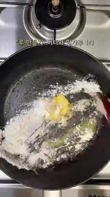 팬에 올리브유와 마늘을 넣고 향을 낸 뒤, 썰어둔 양파와 스팸을 넣… — 생크림 없이 우유로 만드는 크림 감자 그라탕