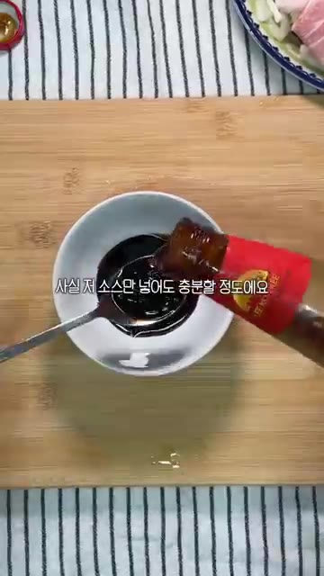 팬에 대패삼겹살을 먼저 넣고 볶다가 양파와 양배추를 넣고 함께 볶아… — 초간단 일본식 야끼소바 레시피