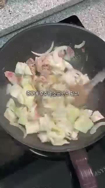 전자레인지에 1분 데운 야끼소바 면을 채반에 받쳐 물기를 빼고 팬에… — 초간단 일본식 야끼소바 레시피