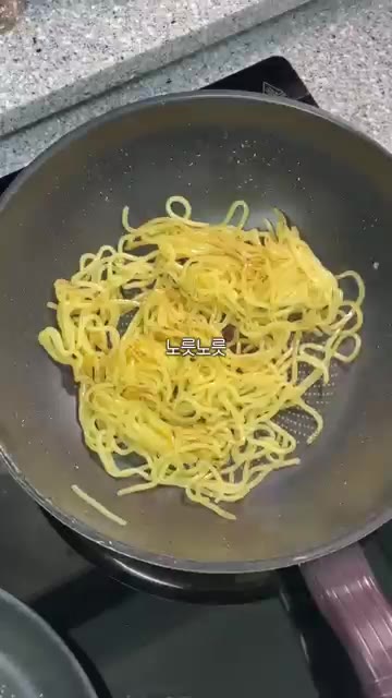 면이 노릇해지면 준비한 소스를 붓고 잘 섞어주세요. — 초간단 일본식 야끼소바 레시피