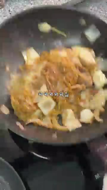 소스가 면에 스며들었을 때 볶아둔 야채를 넣고 1분간 더 볶아주세요. — 초간단 일본식 야끼소바 레시피