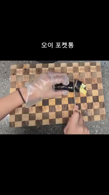 김 위에 밥을 얇게 펴고 오이, 통치즈, 계란말이를 올려 돌돌 말아준다. — 재료 딱 3개로 끝내는 명란김밥 & 통치즈김밥