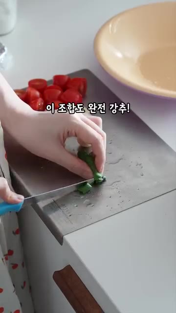 브리치즈 윗면에 격자 모양으로 칼집을 내줍니다. 오븐 팬에 브리치즈… — 브리치즈 토마토 마늘 콩피