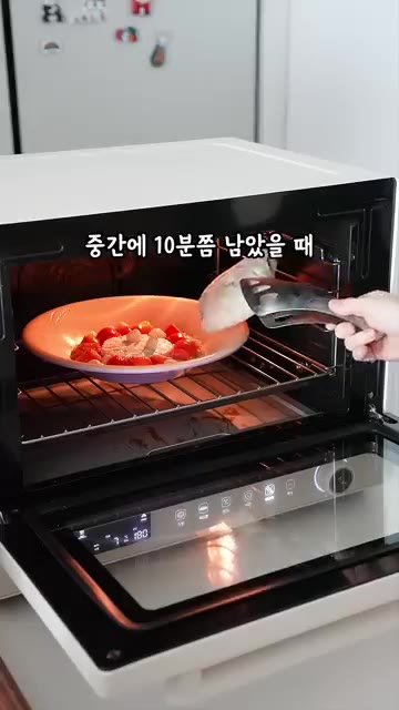 굽는 동안 10분 정도 남았을 때 냉동빵을 넣고 함께 구워줍니다. — 브리치즈 토마토 마늘 콩피