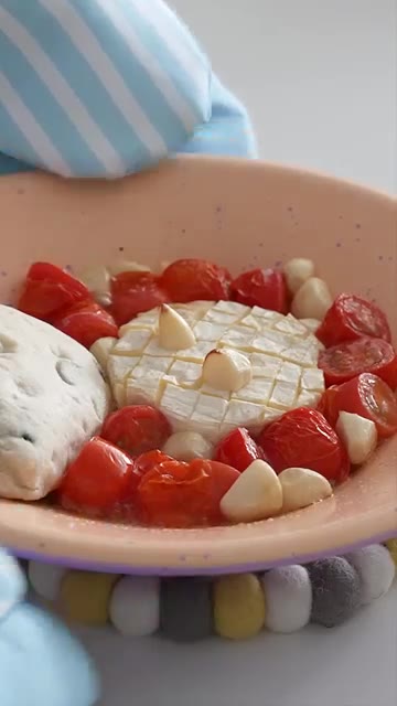 구워진 브리치즈 위에 생 바질잎을 뿌려줍니다. — 브리치즈 토마토 마늘 콩피