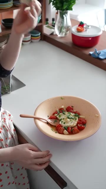 그냥 퍼 먹어도 맛있고, 구운 빵에 올려 오일에 찍어 먹어도 정말… — 브리치즈 토마토 마늘 콩피