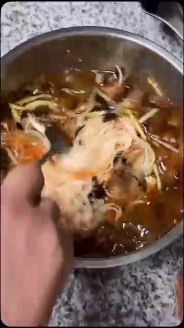 삶은 소면을 넣고 깨를 뿌려줍니다. 잘 섞어줍니다. — 시원한 맛의 끝판왕 오이국수 만들기