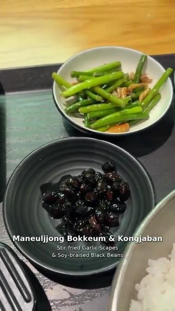 팬에 기름을 두르고 돼지고기와 김치를 넣고 볶는다. — 보글보글 두부김치찌개 한 상 🥄 | Kimchi Jjigae