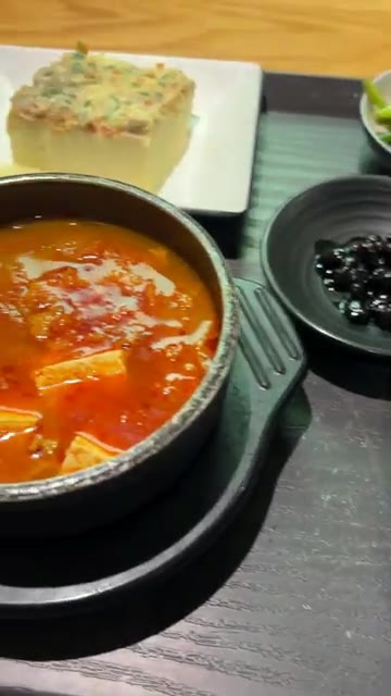 김치가 익으면 물을 붓고 끓이다가 두부, 마늘, 고춧가루, 국간장을… — 보글보글 두부김치찌개 한 상 🥄 | Kimchi Jjigae