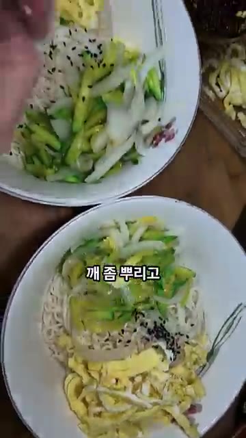 고명 위에 검은깨를 뿌려줍니다. — 잔치국수 맛집 비결! 호박 하나로 끝