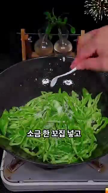 같은 팬에 다진 마늘을 볶아 향을 내고 고추채를 넣어 주세요. — 고추를 칼등으로 내리치면 놀라운 일이 생겨요! 고추계란볶음