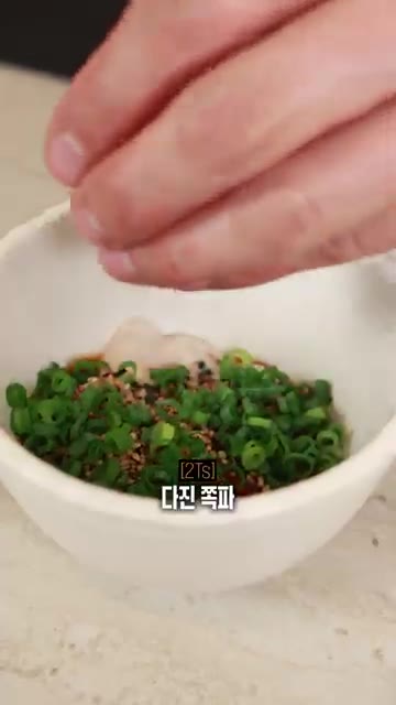 김 위에 밥을 얇게 펴고 루꼴라를 넉넉하게 올려주세요. — 고오급 '살치살 김밥'