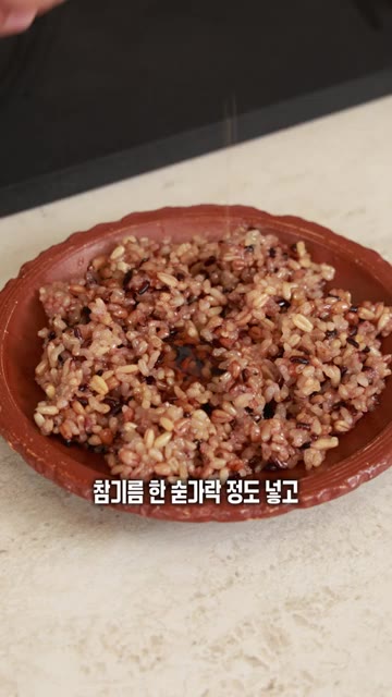 구운 살치살을 올린 뒤 단단하게 말아주세요. — 고오급 '살치살 김밥'