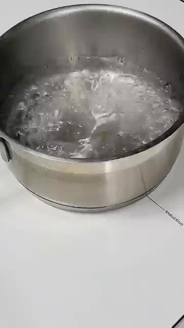 냄비에 물 500ml를 붓고 끓입니다. — 고기 없이도 깊은맛! 순두부 미역국