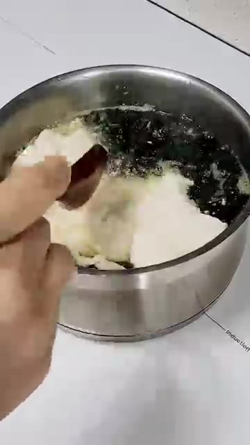 순두부를 으깨며 잘 섞어줍니다. — 고기 없이도 깊은맛! 순두부 미역국