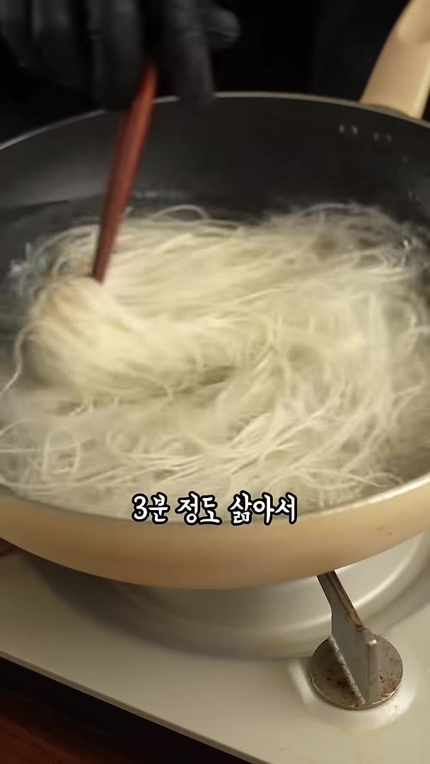 볼에 양념 재료들을 넣어 잘 섞어주세요. — 여름철 입맛 살리는 비빔국수 만들기