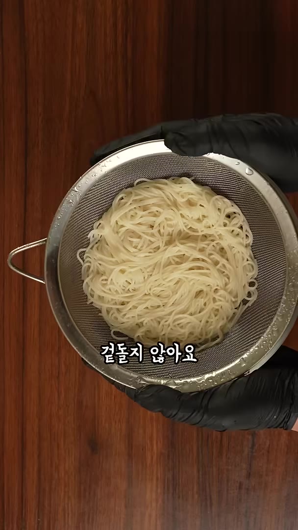 소면은 3분 정도 삶아서 찬물에 바락바락 헹궈 물기를 빼줘야 양념이… — 여름철 입맛 살리는 비빔국수 만들기