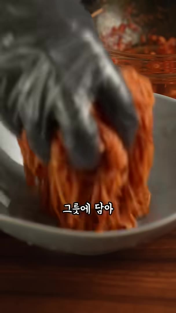 양념장에 넣어 잘 비벼주고 — 여름철 입맛 살리는 비빔국수 만들기