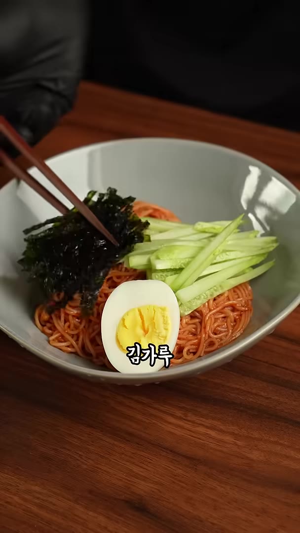 원하는 야채와 달걀, 김가루, 통깨까지 뿌려주면 완성입니다. — 여름철 입맛 살리는 비빔국수 만들기