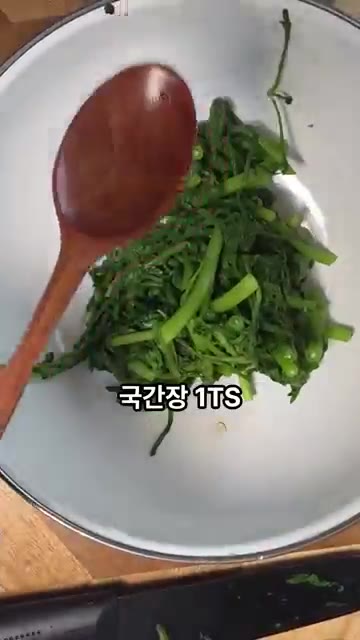 볼에 데친 쑥갓을 담고 국간장 1TS를 넣어줍니다. — 5분 완성 쑥갓나물 무침 레시피