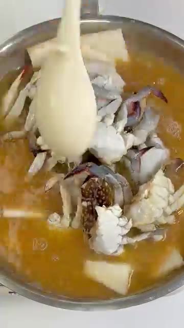 쑥갓은 적당히 잘라 준비합니다. 끓는 물에 된장 3큰술을 풀어줍니다. — 국물 끝내주는 꽃게탕 레시피