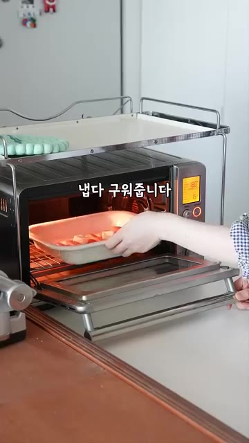 밥에는 참기름과 참깨만 넣고 간을 한 뒤, 김 위에 적당히 펼쳐준다. — 근 1년간 먹은 김밥 중 제일 맛있었던 여름김밥😋