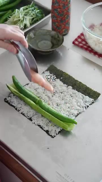 김 위에 밥을 펴고 오이, 풋고추, 구운 명란을 올린 후 마요네즈와… — 근 1년간 먹은 김밥 중 제일 맛있었던 여름김밥😋