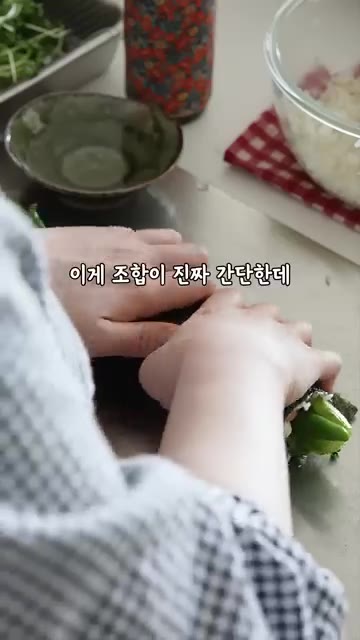 무순을 넉넉히 올리고 김밥을 말아준다. — 근 1년간 먹은 김밥 중 제일 맛있었던 여름김밥😋