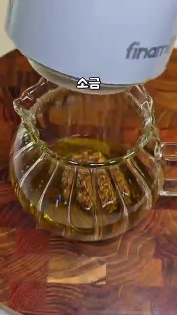 볼에 올리브 오일 4큰술, 홀그레인 머스터드 1큰술, 소금 약간,… — 뱃살 쏙 빠지는 식단｜양배추 사과 샐러드 레시피