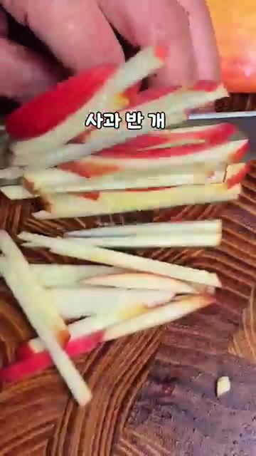 사과 반 개를 얇게 채 썰어 양배추 위에 듬뿍 올린다. — 뱃살 쏙 빠지는 식단｜양배추 사과 샐러드 레시피