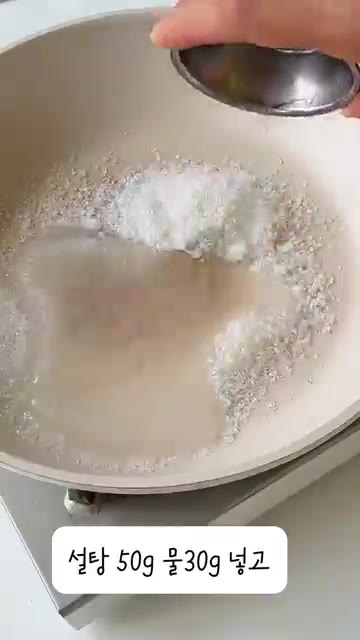 마른 팬에 식빵을 넣고 약불에서 노릇하게 구워 따로 둡니다. — 겉바 속촉 일본에서 난리난 퀸아망 토스트