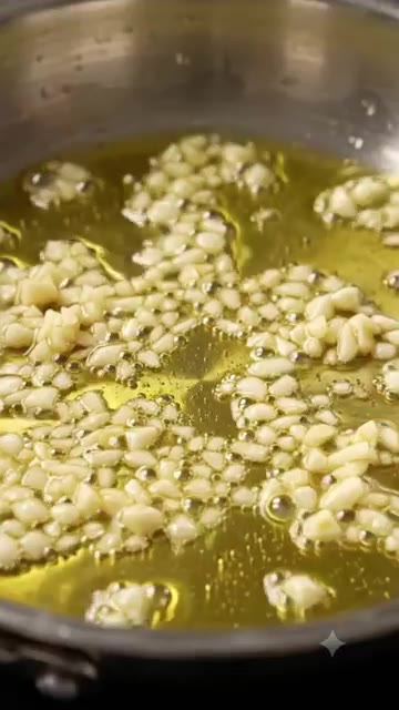 팬에 올리브 오일을 넉넉히 두르고 편마늘을 넣어 향을 낸다. — 브리치즈 토마토 바질 파스타 만들기