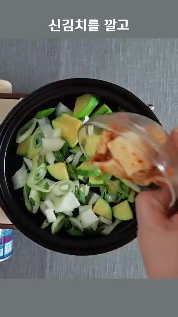 김치를 넣고 재료를 보기 좋게 담아준다. — 집에서 간편하게 3종 찌개 밀키트: 3탄 부대찌개